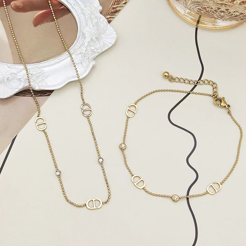 COLLIER MIA