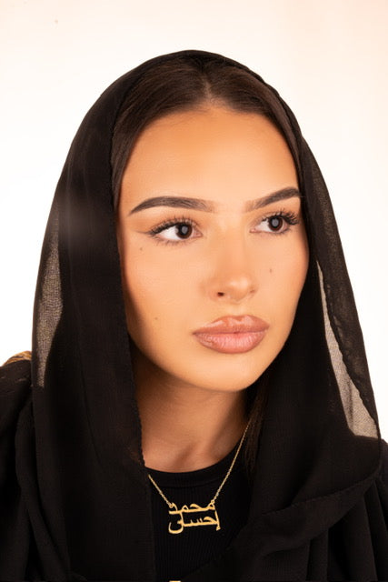 Femme portant un collier personnalisé en calligraphie arabe, bijou cadeau Aïd al-Fitr