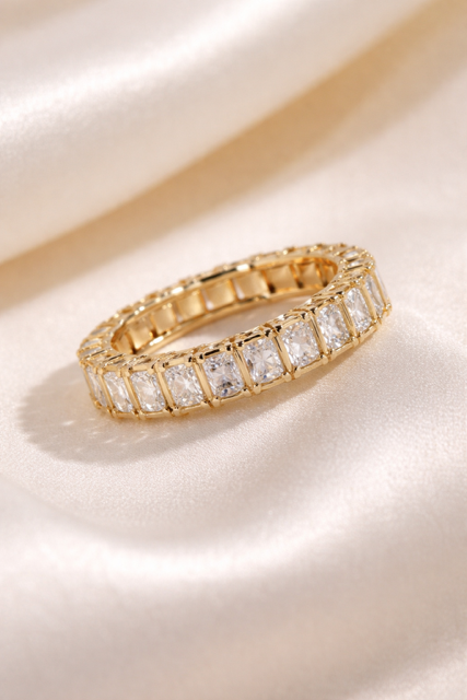 Bague éternité luxe en or jaune 18 carats ornée de zircons rectangulaires taille baguette