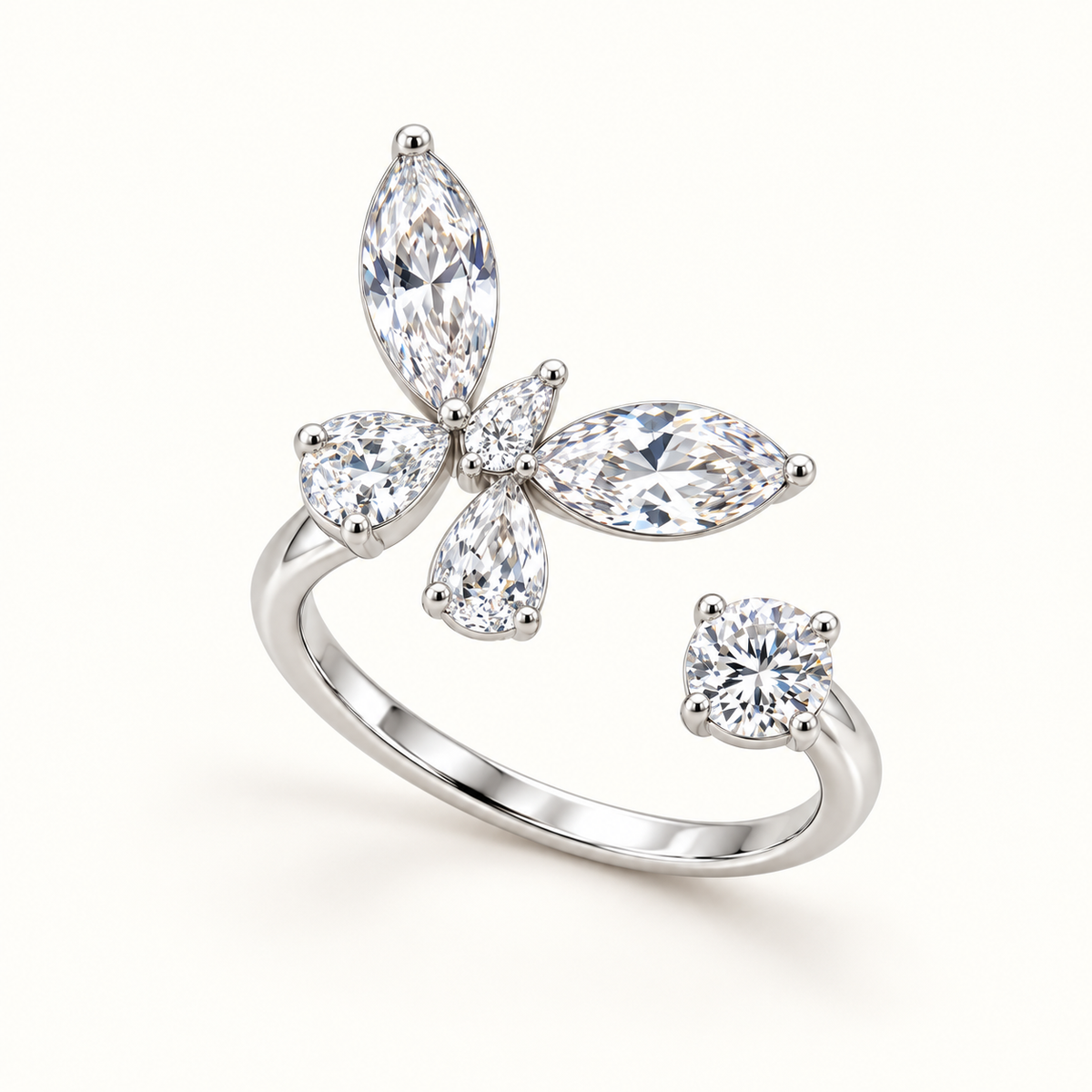 Bague papillon Éclat argentée, avec ailes en pierres transparentes et pierre ronde sur un anneau ouvert, sur fond blanc