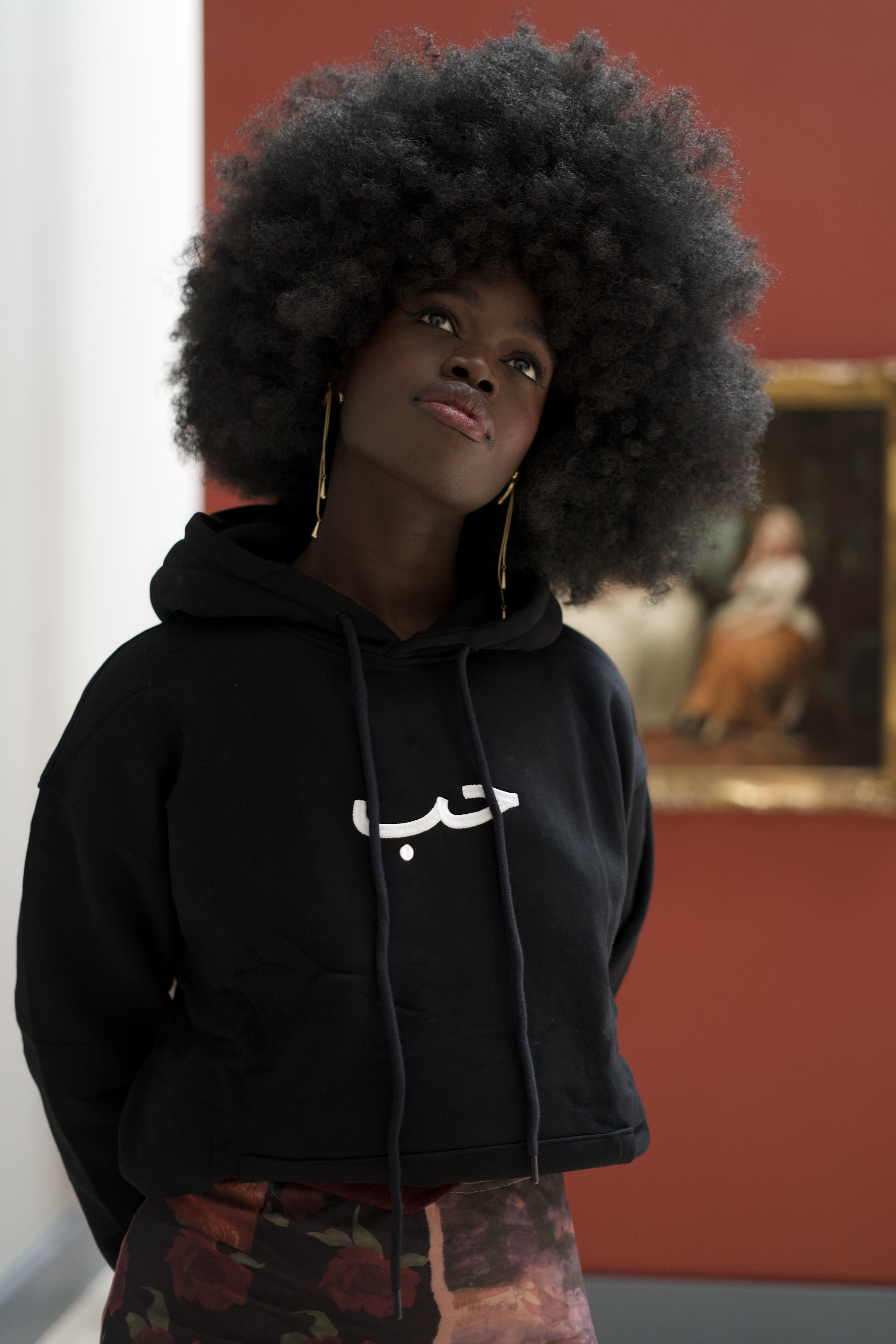 Sweat à capuche noir Amour en arabe - Détail de la calligraphie
