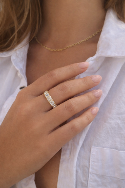 bague luxe portée par femme 