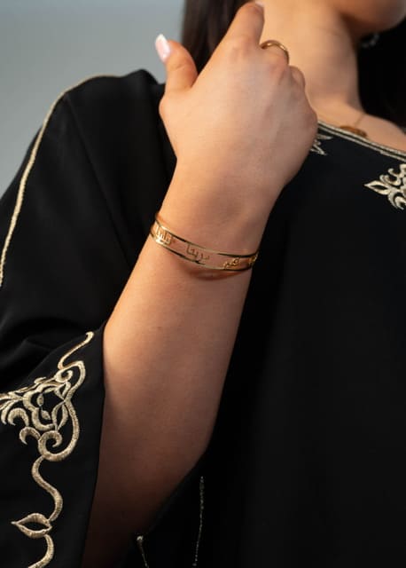 Femme portant bracelet jonc lettres découpées - bijou personnalisé famille