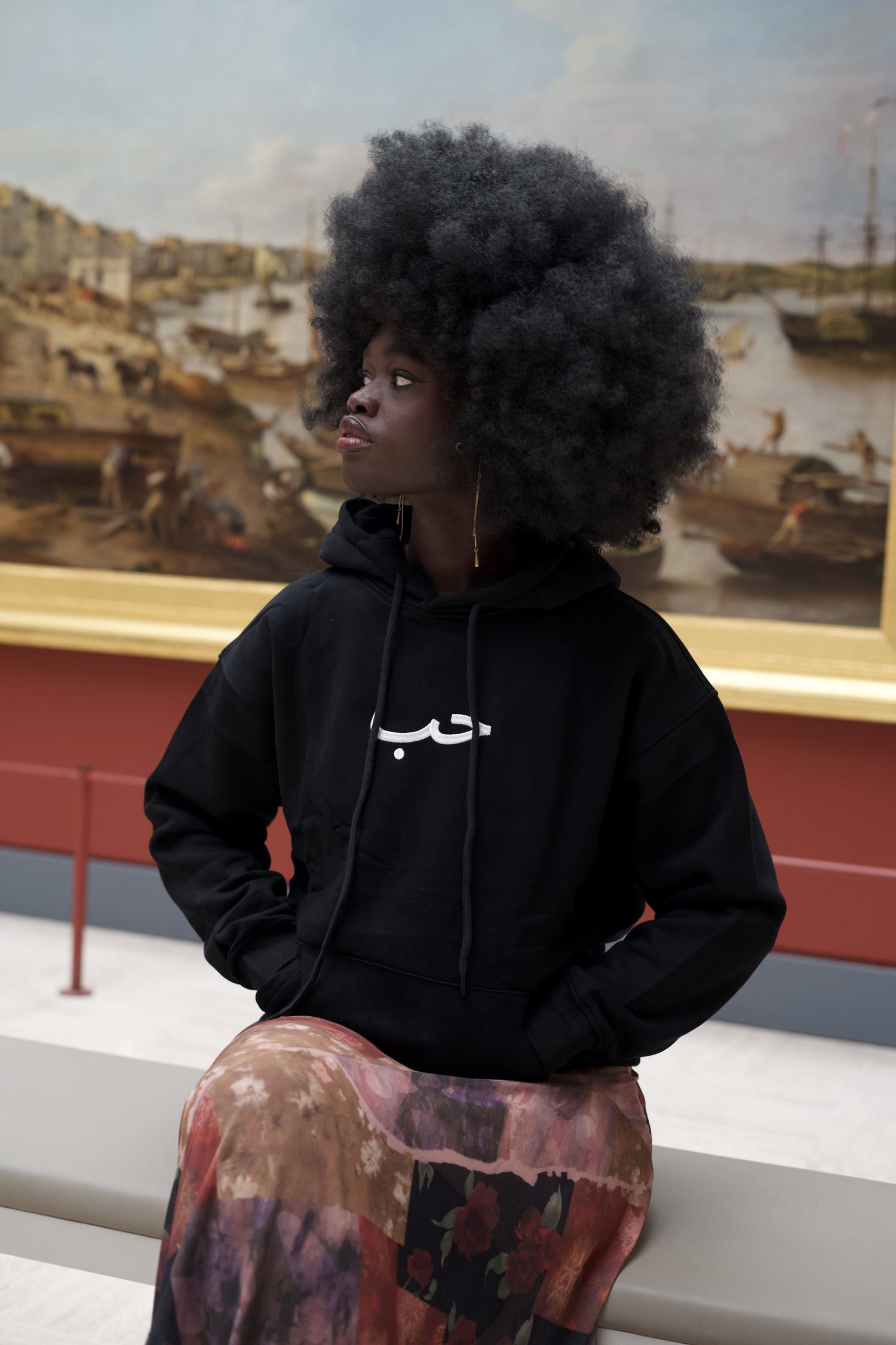 Sweat à capuche noir avec calligraphie arabe Amour - Vue de face