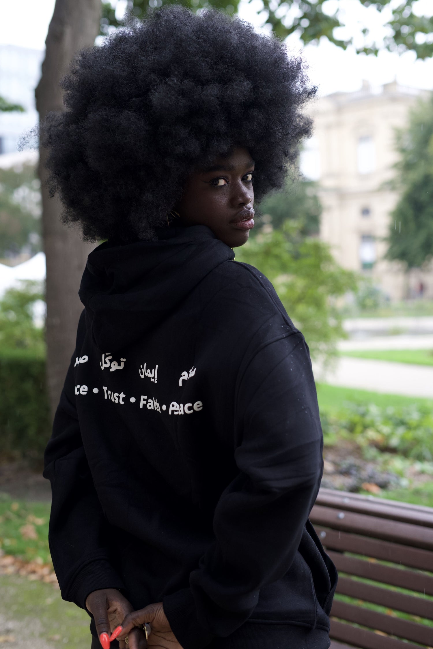 Sweat à capuche unisexe avec calligraphie arabe spirituelle - Vue portée