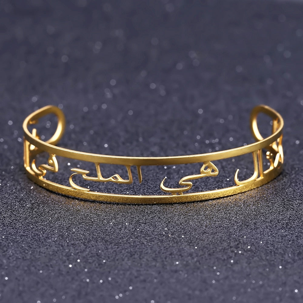 Gros plan bracelet jonc personnalisé - lettres ajourées acier inoxydable