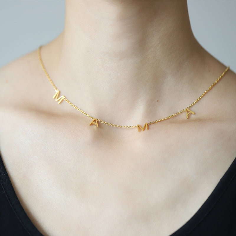 Femme portant collier Mama personnalisé - bijou élégant fête des mères