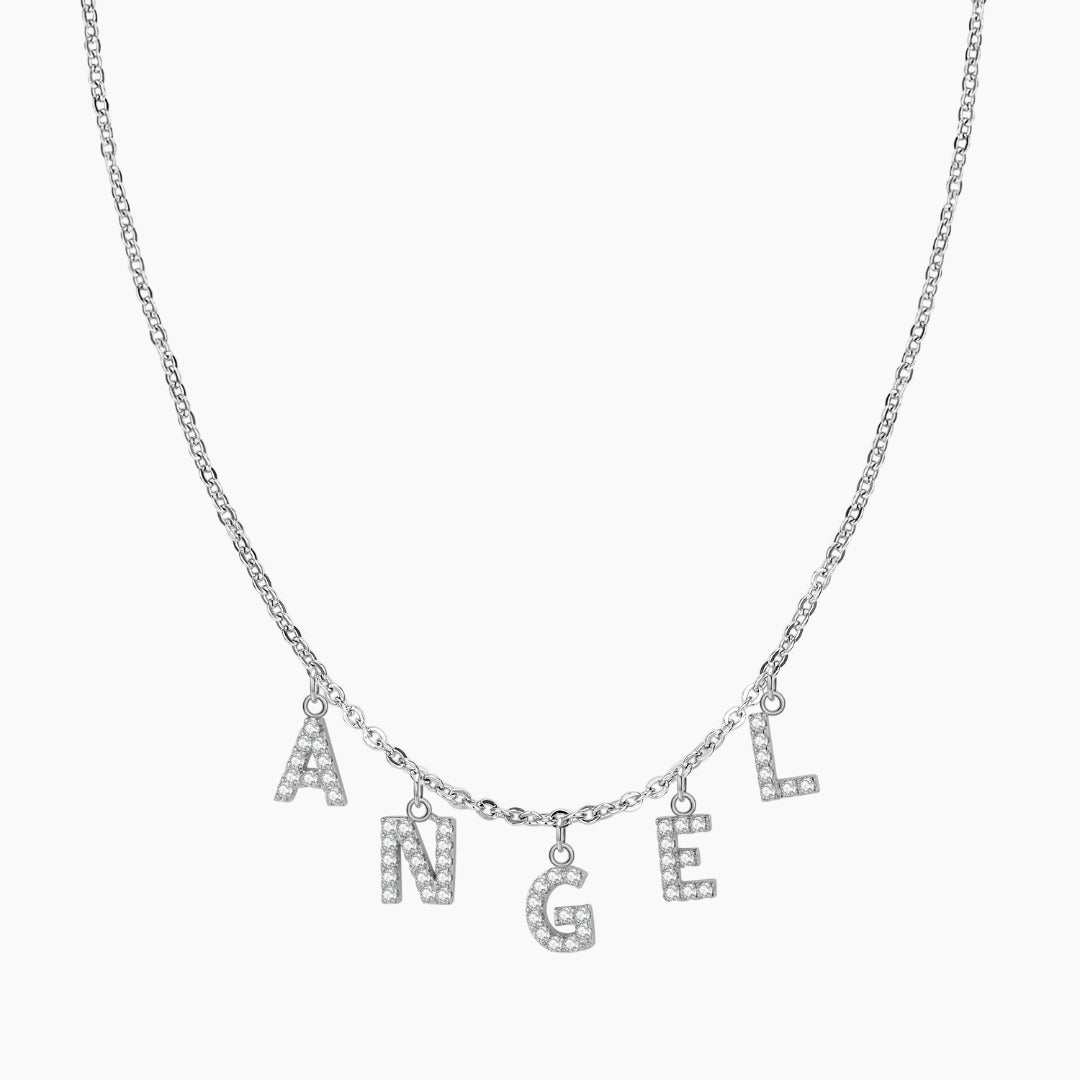 Femme portant collier prénom strass doré - bijou élégant personnalisé